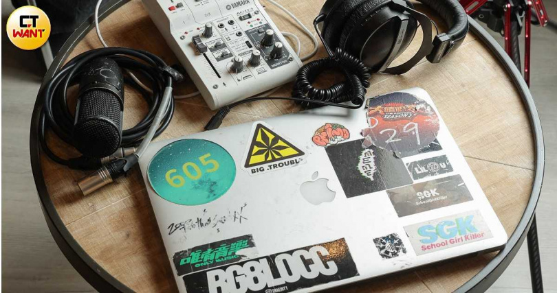 由於隨時會有靈感，王泰翔就連出國都會帶著創作需要的設備。（圖／本刊攝影組）