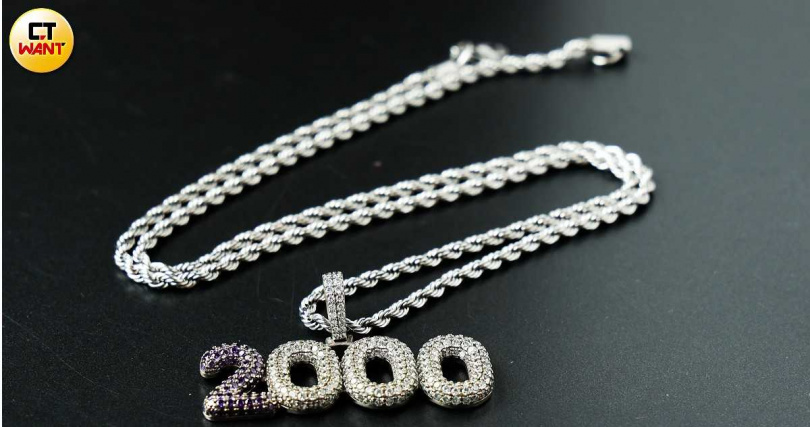 剛出道時王泰翔以2000為藝名，並得到贊助商提供的項鍊。（圖／本刊攝影組）