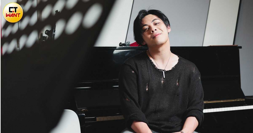 為了音樂王泰翔曾休學一年學習吉他與鋼琴。（圖／本刊攝影組）