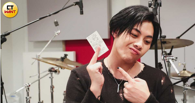 王泰翔帶著《山忌黃衣小飛俠》電影票，片中演員阿山是從小看他長大的叔叔。（圖／本刊攝影組）