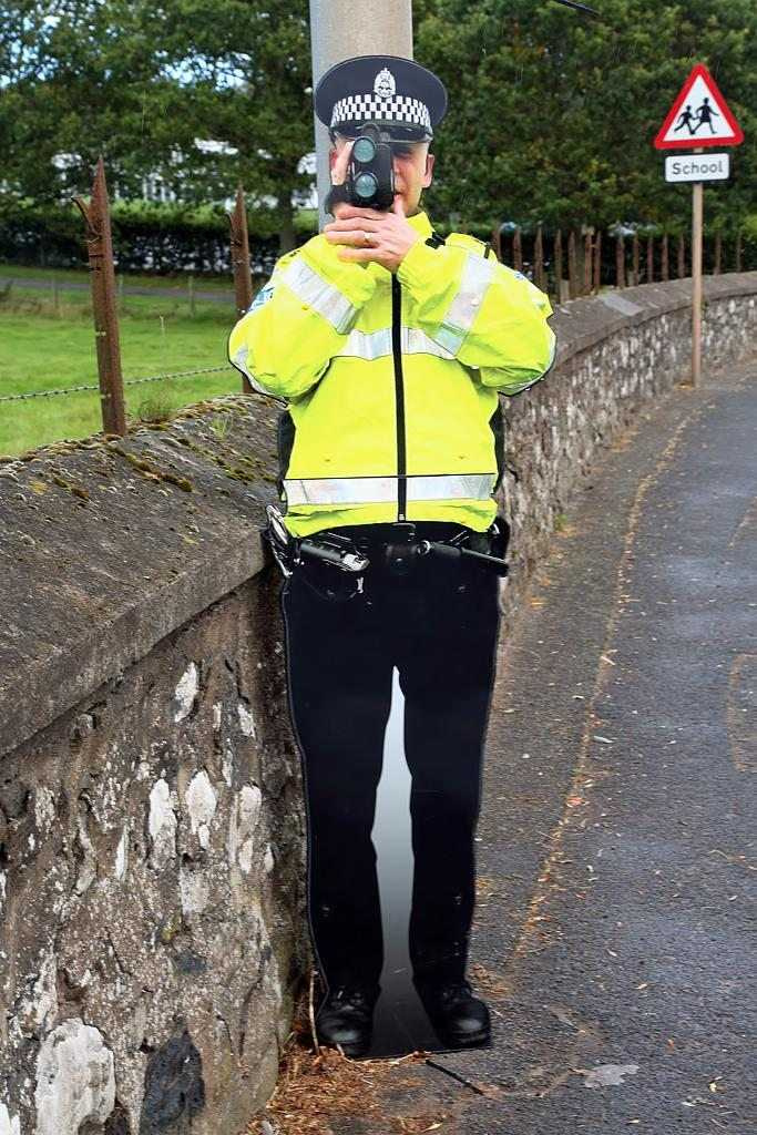 Cheap表示國外常見的警察立牌設計逼真，「我查英國的，做的tm有夠像，放在學區前面。」（圖／翻攝自Facebook／Cheap）