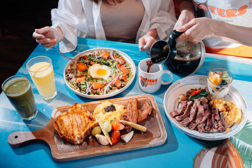 有多種選擇的個人早午餐份量也不少,另外加點的咖啡、紅茶等多款108元飲料可免費續杯。(圖/Hooters提供)