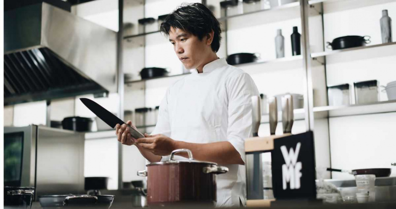 刀鋒與陶鋼雙重演繹： Sinasera 24 主廚楊柏偉 Nick 打造風味與美感兼具的料理。（圖／恆隆行提供）