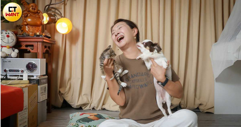愛動物的鮑正芳,從小就跟毛孩十分有緣。(圖/侯世駿攝)