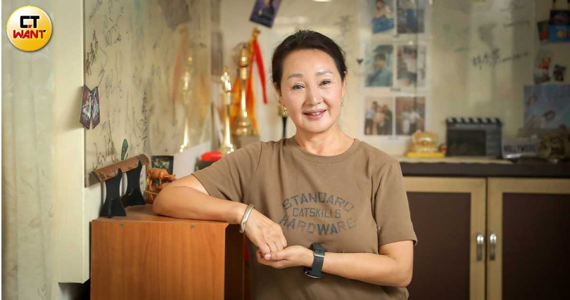 有貓狗的陪伴,鮑正芳覺得工作起來更有動力活力。(圖/侯世駿攝)