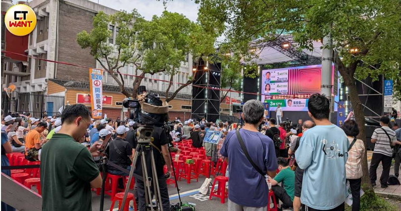 隨著一路開出來「不同意罷免」票數較多，現場氣氛相當凝重，椅子也未坐滿。（圖／甯其遠攝）