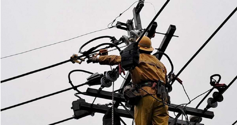 基隆市中正區及信義區5日下午發生大規模停電，經台電基隆區營業處積極搶修，已於下午3時左右全數完成復電。（圖／讀者提供）