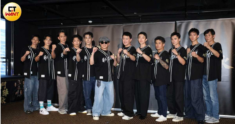 《角頭－鬥陣欸》記者會，黃冠智（左起）、唐振剛、黃鐙輝、黃尚禾、黃騰浩、高捷、王識賢、張懷秋、張再興、是元介、吳念軒、喜翔。（圖／焦正德攝）