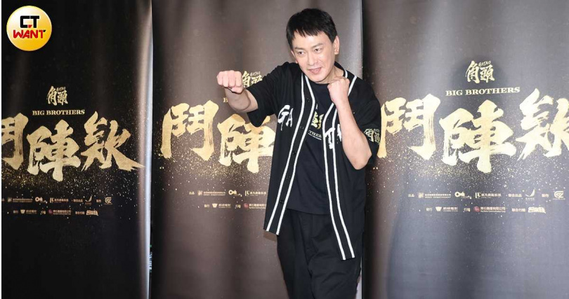 王識賢拍《角頭－鬥陣欸》踩滑肌腱拉傷。（圖／焦正德攝）