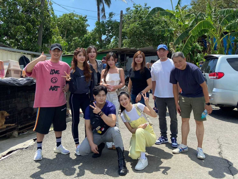 鹿希派、最美禮生寧寧、魏萱、愛心大使星野優、參與志工們與馬來西亞粉絲，唐子元、韓雨潔共同大合照。（圖／調皮浪浪園區）