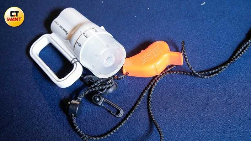 男友擔心她安危，送來手電筒和口哨。（圖／趙文彬攝）