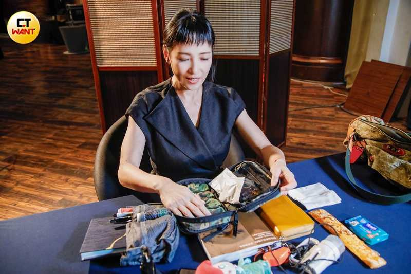 張本渝包包內部物品排列整齊,展現她的細心。(圖/趙文彬攝)