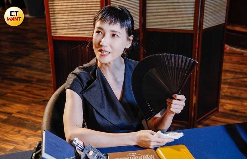 相較於隨身電風扇，張本渝更喜歡傳統扇子，覺得對環境比較不會造成負擔。（圖／趙文彬攝）