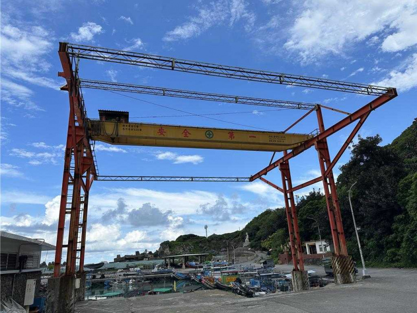 花蓮石梯漁港固定式起重機。（圖／中國時報羅亦晽攝）