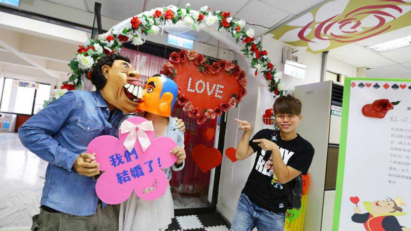 大頭佛2015年與暴牙B結婚。（圖／翻攝IG／蔡阿嘎）