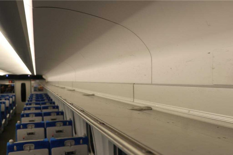 台灣高鐵N700ST列車座位上方行李架加深。(圖/中時記者蔡明亘攝)