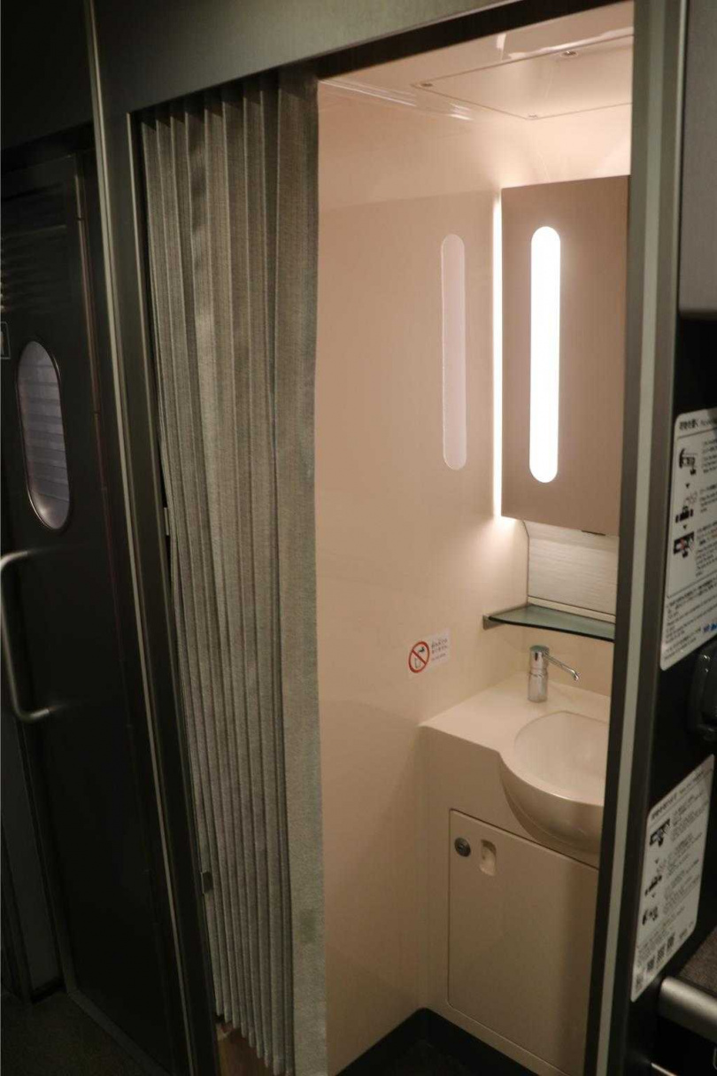 玄關通道增設單獨一間拉簾式的獨立式洗手台空間。(圖/中時記者蔡明亘攝)