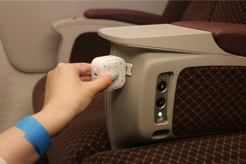 台灣高鐵N700ST列車全車座椅設有插座。(圖/中時記者蔡明亘攝)