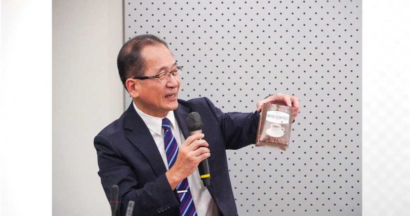 矯正署長林憲銘推薦監所自製產品,歡迎大家選購但動作要快。(圖/法務部提供)