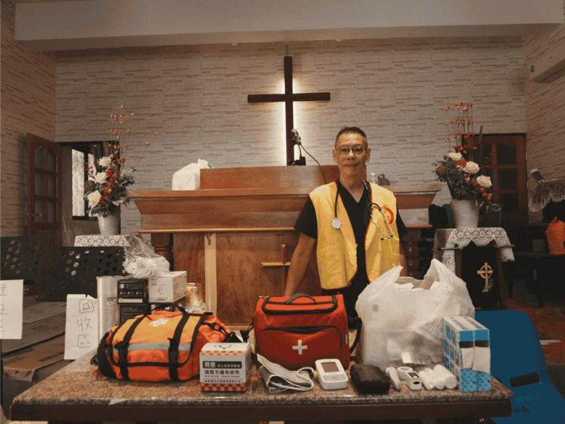 基督教救助協會表示，曹先生是一名來自屏東的護理師，昨日深夜就先自費購置血壓計、血糖機等醫療用品，於凌晨3點半獨自從屏東驅車前來，整天細心地為災民與志工清洗、包紮。（圖／翻攝畫面）