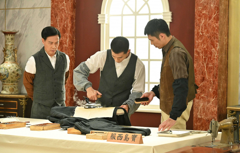 盧彥澤(中)拍攝過程不慎遭熨斗燙傷指尖,幸無大礙。(圖/台視)