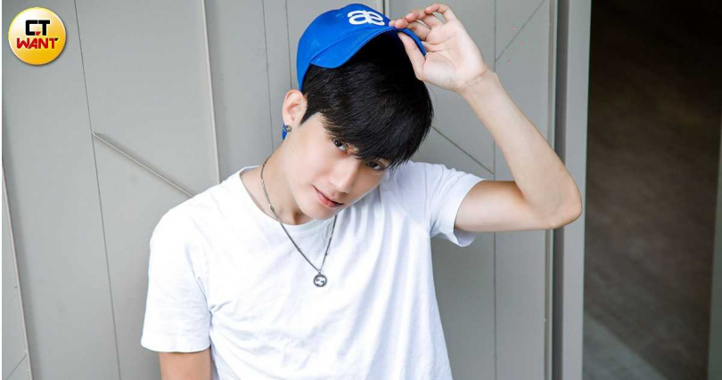 唐立杰自認是嚴父，會教導狗狗規矩。（圖／趙文彬攝）