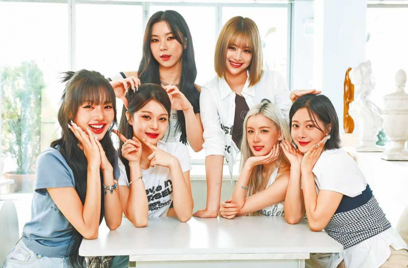 幻藍小熊征戰韓國,有家人當堅強後盾。成員左起為采甄、許媛媛、AYEON、NICO、毓、XXIN。(圖/陳俊吉攝)