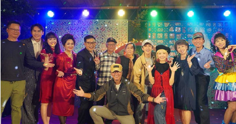 演員及全場賓客送上祝福給新婚的陳漢典與LuLu。（圖／金星文創）