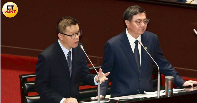 國家通訊傳播委員會代理主委陳崇樹(左)坦言有接獲一些關於鏡電視的投訴消息。(圖/方萬民攝)