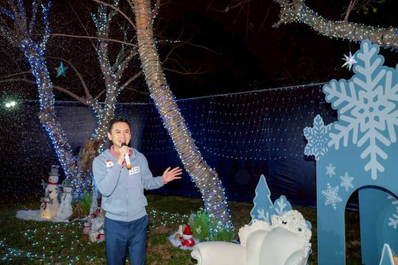 竹北市長鄭朝方（圖）介紹魔法書屋仿造《冰雪奇緣》值得闔家同歡。（圖／翻攝自竹北市公所媒體群組）