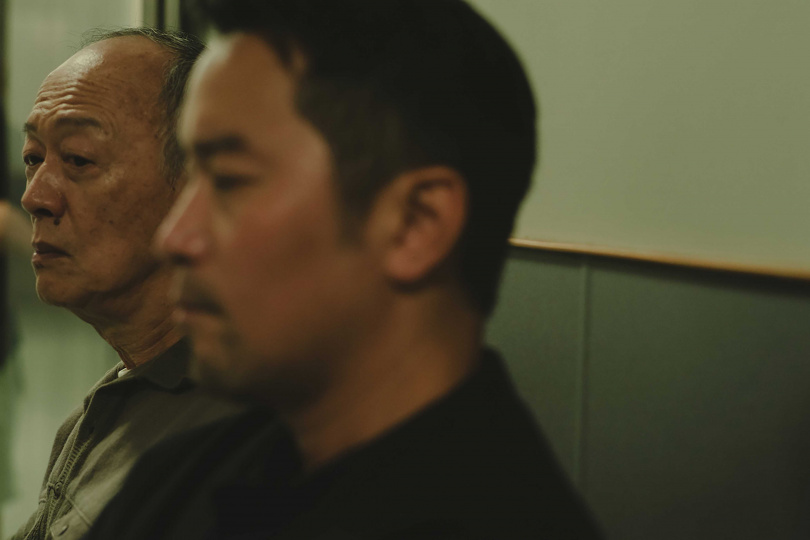 《深度安靜》金士傑（左）化身中風老父，游走清醒與失序之間，成為牽動全片衝突的關鍵角色。（圖／風起娛樂）