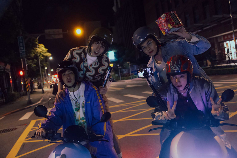 3.百萬網紅男團「婁峻碩、蔡凡熙、詹懷雲、楊懿軒」成命案被害人兼嫌疑犯 鄭伊健飾演警探開槍遭網友炎上。（圖／Netflix）