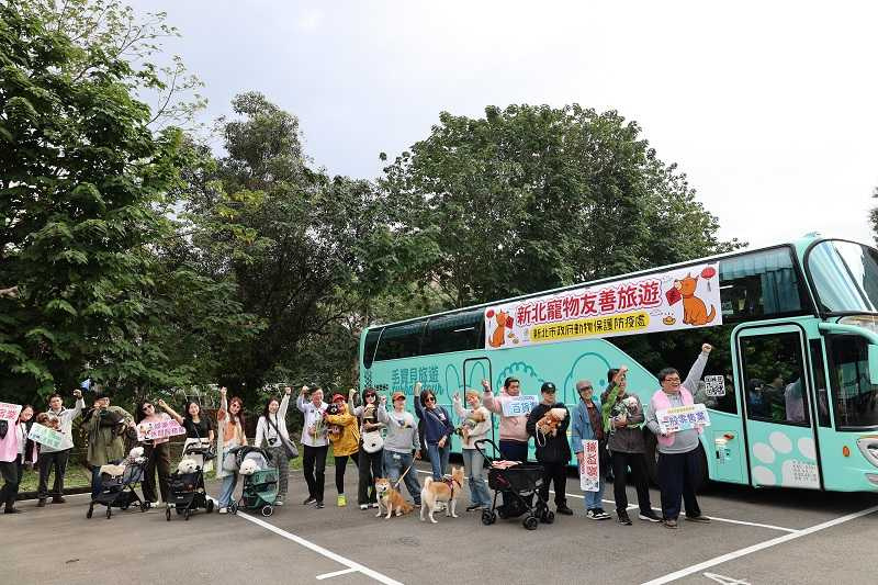 新北市17位飼主及17隻狗準備出發至淡水漁人碼頭及淡水老街。(圖片提供/新北市政府動物保護防疫處)