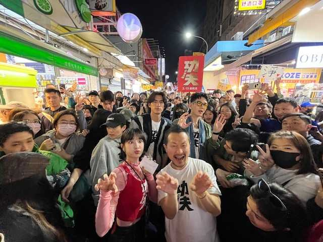 九把刀攜《功夫》演員群夜市拜票。（圖／麻吉砥加）