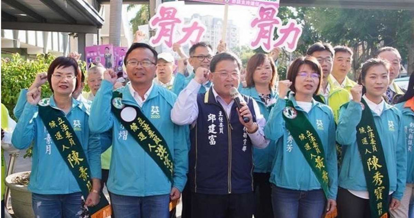 在彰化縣握有綿密基層組織的邱建富(中)在民進黨縣長黨內初選選敗給同僚立委陳素月(左),外傳他將另闢蹊徑,與藍、白廣結善緣徐圖再起。(圖/翻攝自邱建富臉書)