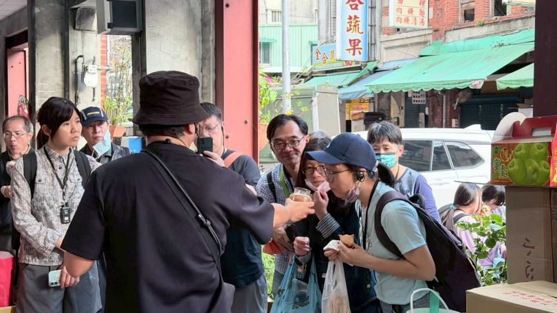 期間辦理的導覽活動,也會帶民眾走進萬華美麗街道,了解在地職人故事。(圖/主辦單位提供)