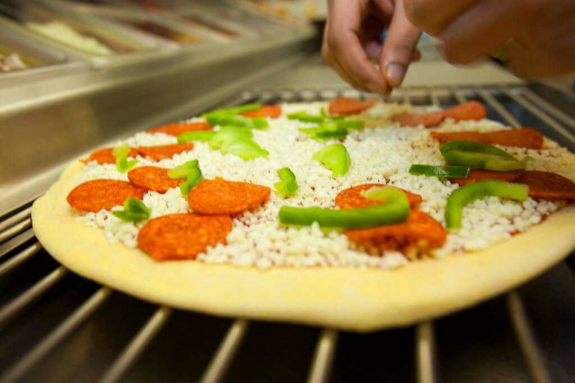 必勝客部分比薩口味調整價格，引發消費者關注。（圖／達志／美聯社）