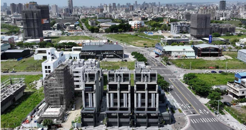 中南部不少新透天產品、電梯別墅也都觸及豪宅線,貸款最高只能3成,造成換屋民眾卻步。(圖/業者提供)