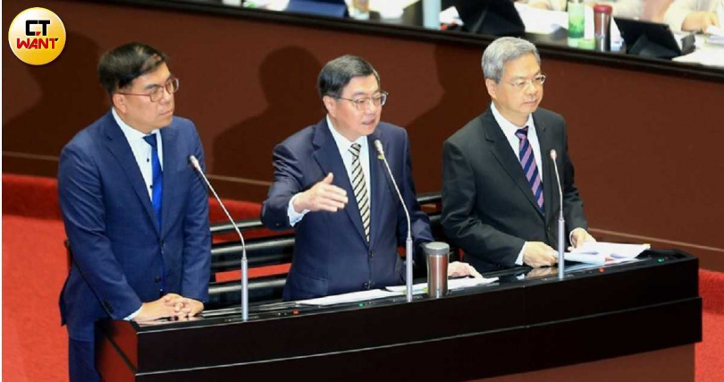 閣揆卓榮泰（中）與環境部長彭啓明（左）對重啓核電廠時間表態度保留。右為經濟部長龔明鑫。（圖／周志龍攝）