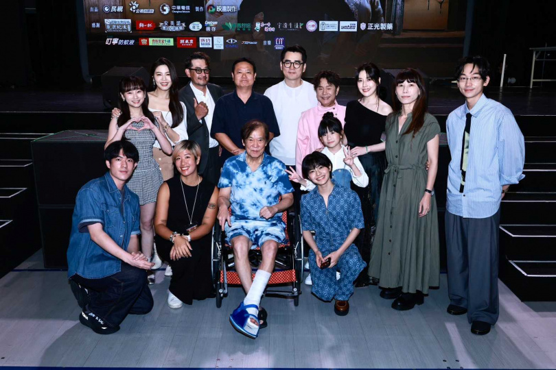 總製作人郭建宏換了人工腳踝，坐著輪椅出席。（圖／民視）