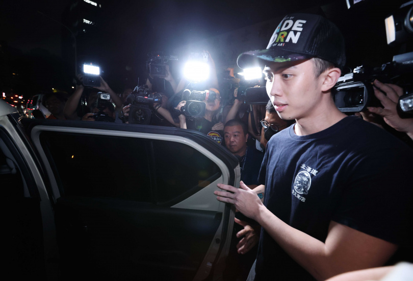 孫安佐交保步出法院時，右臉黑色印記引發關注，他澄清並非受傷，過去也曾透露是從小就有的胎記。（圖／報系資料照）