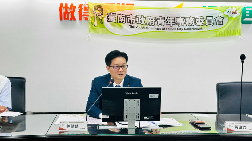 徐健麟副秘書長代表市長黃偉哲主持，督導局處施政納入青年觀點。(圖片提供／台南市政府)