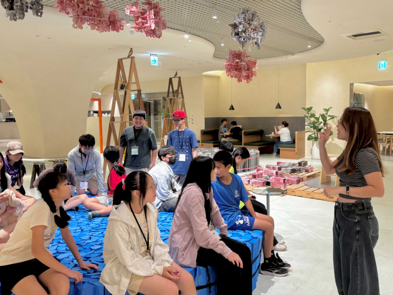 民生國中師生實際參訪BEONE空間,透過現場導覽與觀察,進一步理解循環再生設計的理念與實踐。(圖片提供/遠雄)