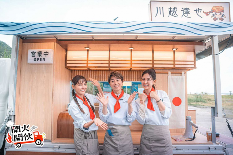 日本隊Dora謝雨芝(左一)與主廚川越達也搭檔,找來安心亞擔任值班經理。(圖/TVBS提供)