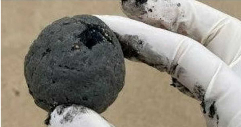 海岸出現數千個性質不明、約為彈珠大小的黑球。（圖／X）