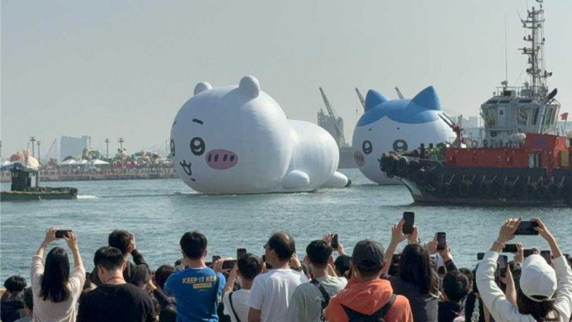 民眾爭睹全球最大充氣「吉伊卡哇」。（圖／中國時報記者柯宗緯攝）