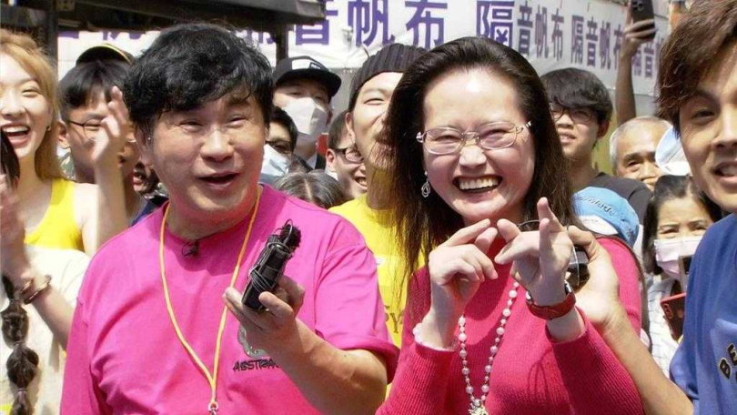 慧慈(右)現身胡瓜主持的《綜藝大集合》。(圖/民視提供)