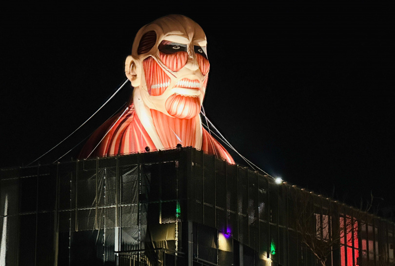 巨人大型充氣裝置設於「城市聚光燈」展區內的亞洲矽谷物聯網（IOT）展廳建築上方，是燈區中最高的展出作品。（圖／桃園市政府提供）