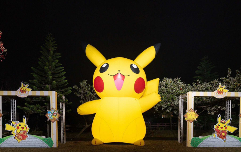 「穿越幻境」以一張張「寶可夢集換式卡牌遊戲」的巨大卡牌以及可愛的皮卡丘，迎接遊客到來。（圖／桃園市政府提供）