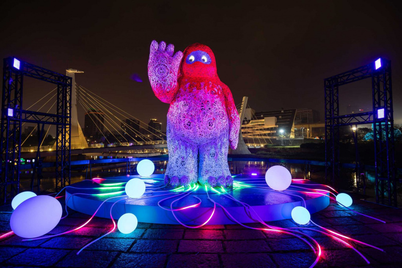 「光臨千塘國」是台灣燈會唯一結合廣闊水域與特殊地貌的地方燈區，以「百變奇獸」與「奇幻生態」為主題，「桃獸」也是亮點作品之一。（圖／桃園市政府提供）